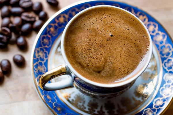 Traditioneller türkischer Kaffee mit Bohnen. — Stockfoto