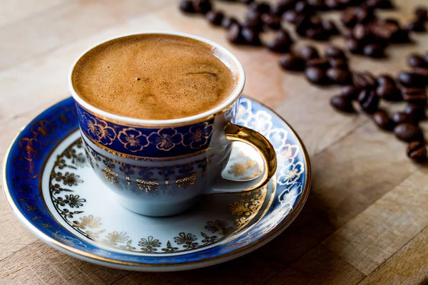 Traditionellt turkiskt kaffe med bönor. — Stockfoto