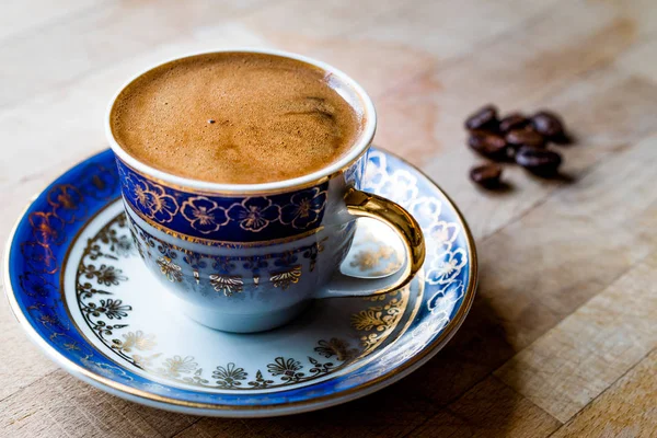 Traditioneller türkischer Kaffee mit Bohnen. — Stockfoto