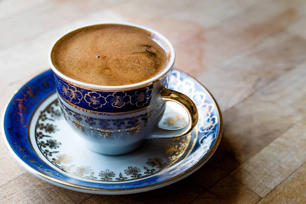 Café turco en taza tradicional . — Foto de Stock