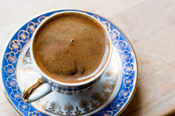 Café turco en taza tradicional . — Foto de Stock