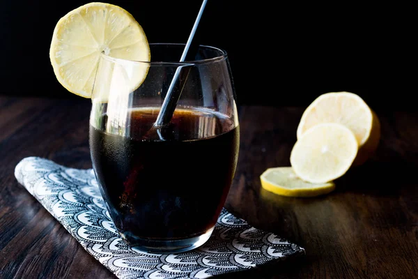 Kömür ve limon ile siyah limonata 