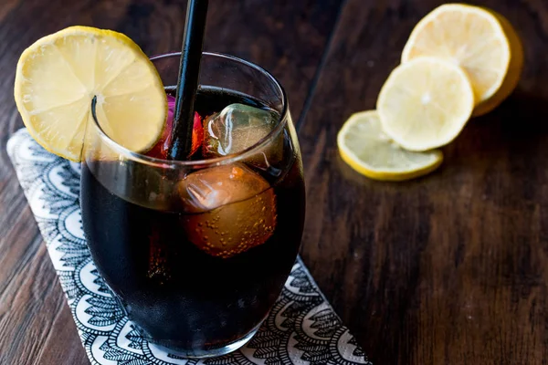 Zwarte limonade met houtskool, citroen en kleurrijke zeepbel ijsblokje — Stockfoto