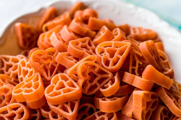 Heart Shaped Raw Spaghetti in ceramic bowl. — Stock Photo, Image