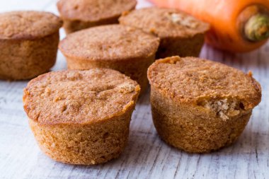 Mini kek havuç ve tarçın ile. 