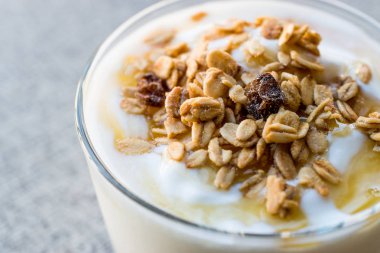 Bal ve granola ile Yunan yoğurt