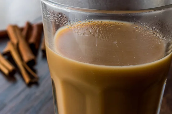 Tè Masala Chai in un grande bicchiere . — Foto Stock