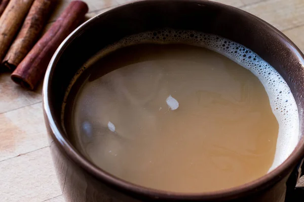Masala Chai Tea en una gran taza marrón . — Foto de Stock