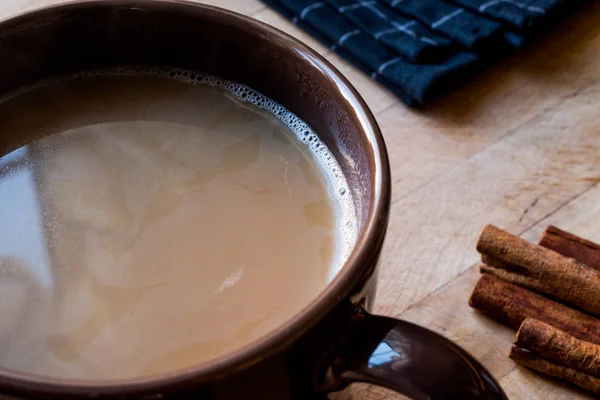 Masala Chai Tea en una gran taza marrón . —  Fotos de Stock