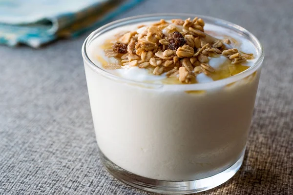 Греческий йогурт с медом и мюсли — стоковое фото