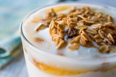 Bal ve granola ile Yunan yoğurt