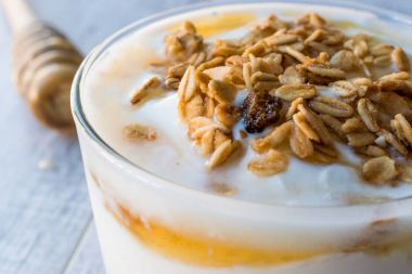 Bal ve granola ile Yunan yoğurt