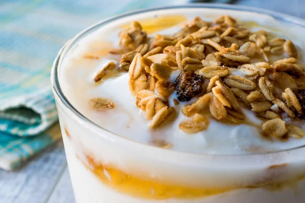 Bal ve granola ile Yunan yoğurt