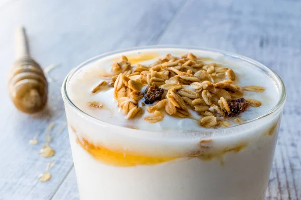 Greek Yogurt with Honey and Granola — Stock Photo, Image