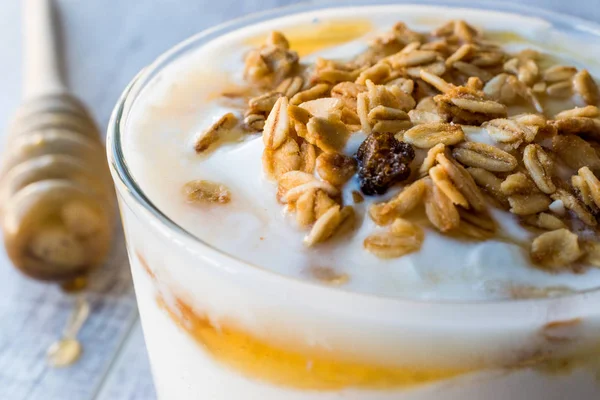 Bal ve granola ile Yunan yoğurt