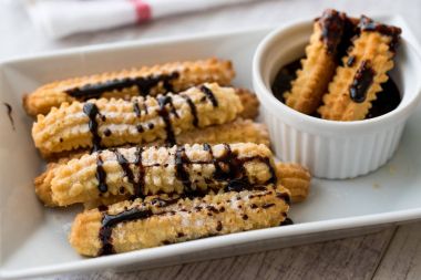 İspanyol tatlı Churros çikolata sos / tatlı hamur fırında.