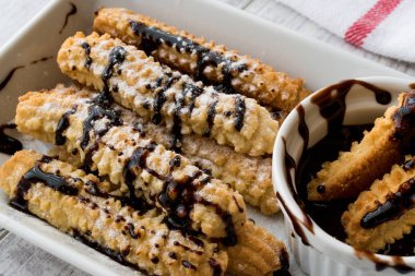 İspanyol tatlı Churros çikolata sos / tatlı hamur fırında.
