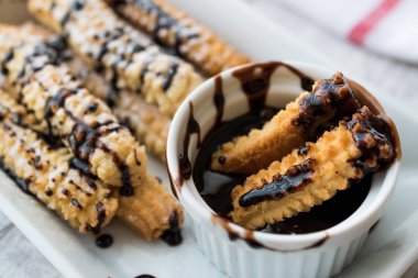 İspanyol tatlı Churros çikolata sos / tatlı hamur fırında.