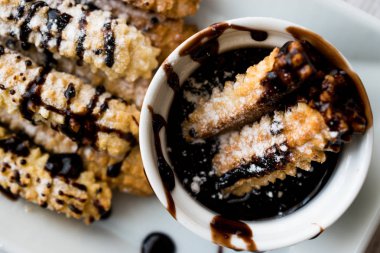 İspanyol tatlı Churros çikolata sos / tatlı hamur fırında.