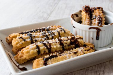 İspanyol tatlı Churros çikolata sos / tatlı hamur fırında.