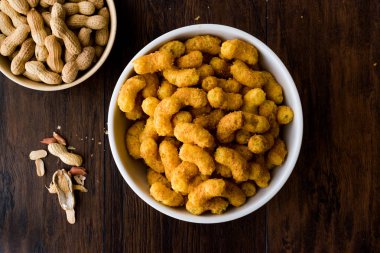 Koyu ahşap yüzeyde fıstık cips.