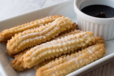 İspanyol tatlı Churros çikolata sos / tatlı hamur fırında.