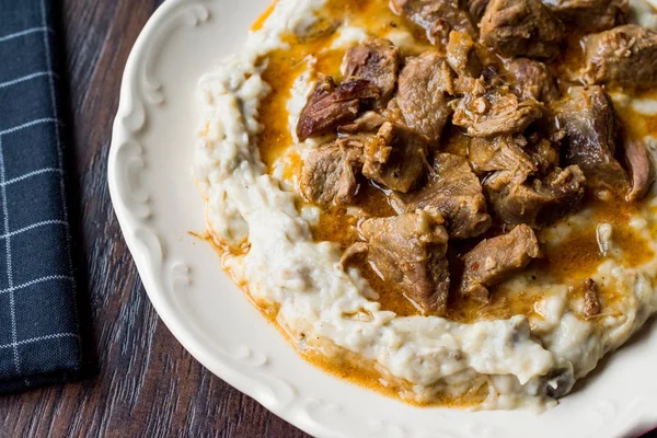 Turks eten Hunkar Begendi gemaakt met aubergine en vlees. — Stockfoto