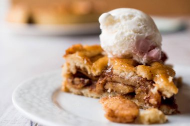 Vanilyalı dondurmalı elmalı turta. 