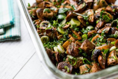 Maydanoz, soğan ve dereotu ile ızgara mantar salatası.