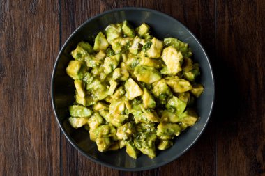 Organik yeşil avokado salata kaseye hardallı.