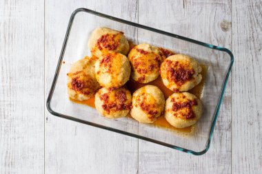 icli köfte / haşlanmış İçli köfte / Quibe ile domates sosu Yapıştır.