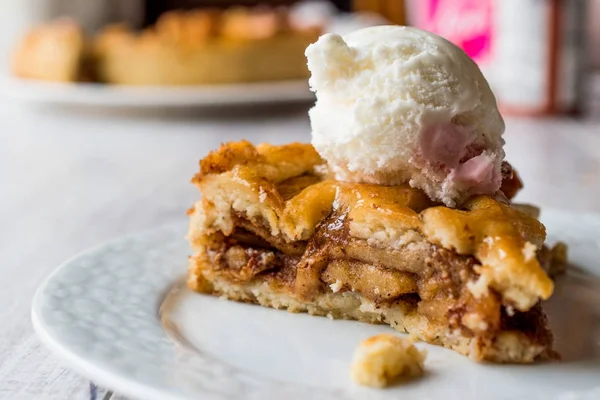 Torta de maçã com sorvete de baunilha — Fotografia de Stock