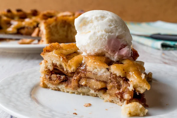 Яблочный пирог с ванильным мороженым — стоковое фото