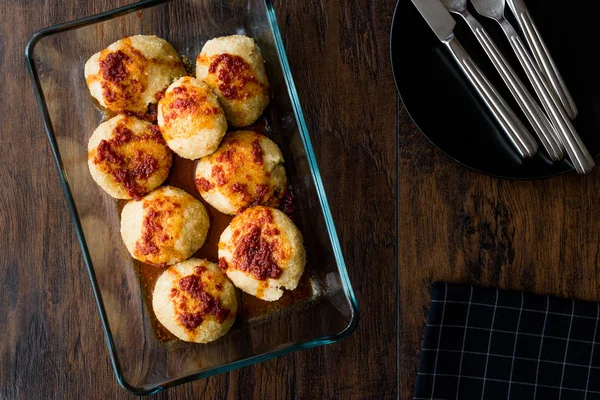 Icli kofte / Bollito kibbeh / Quibe con salsa di concentrato di pomodoro . — Foto Stock