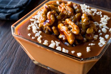 Magnolia puding cam kapta ceviz ile.