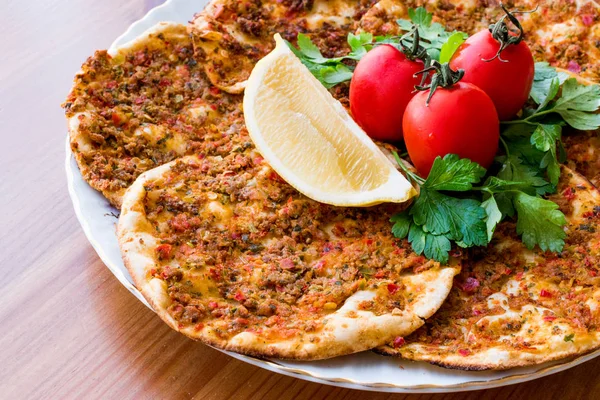 Turecké jídlo Findik Lahmacun / Mini pizza — Stock fotografie