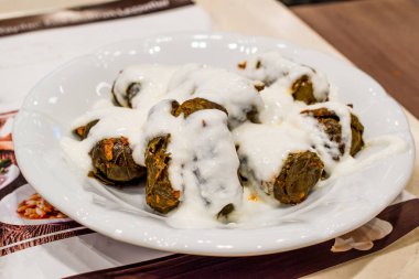 Yoğurtlu Türk Dolma / pirinç ve kıyma ile doldurulmuş üzüm yaprakları.
