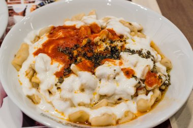 Türk mantı Manlama yoğurt ve kızarmış tereyağı sosu ile