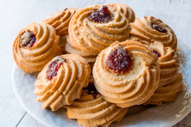 Jammie Dodgers bisküvi / kurabiye dolu reçel ile.