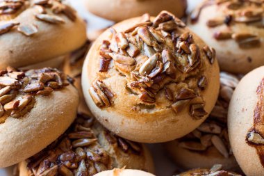 Ayçiçeği tohumu ile çerezleri yığını.