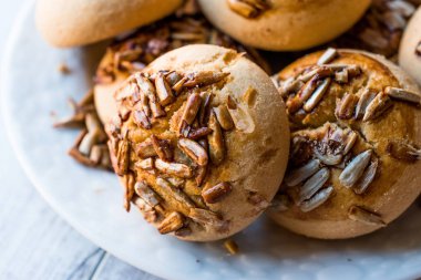 Ayçiçeği tohumu ile çerezleri yığını.