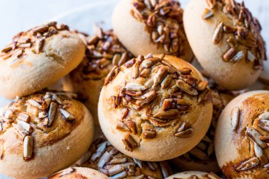 Ayçiçeği tohumu ile çerezleri yığını.