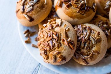 Ayçiçeği tohumu ile çerezleri yığını.