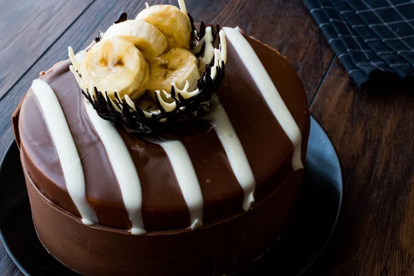 Bolo de chocolate inteiro com banana — Fotografia de Stock