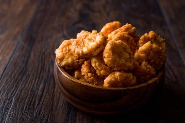 Tay biber baharatlı pirinç kraker ahşap kase.