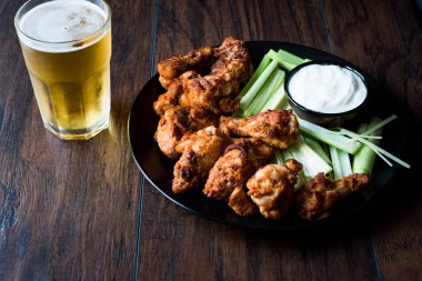 Baharatlı tavuk kanadı Dip sos ve bira ile