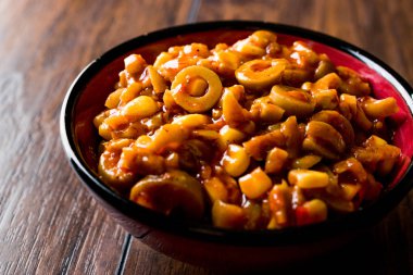 Yeşil Zeytin salata Chili soslu dilimlenmiş.