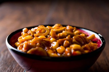 Yeşil Zeytin salata Chili soslu dilimlenmiş.