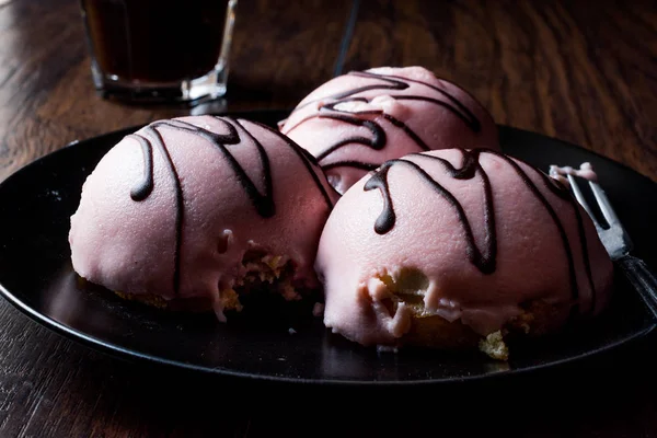 Bolo de creme rosa princesa com pasta de amêndoa / maçapão e café — Fotografia de Stock