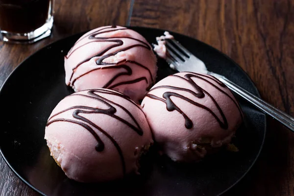 Bolo de creme rosa princesa com pasta de amêndoa / maçapão e molho de chocolate . — Fotografia de Stock